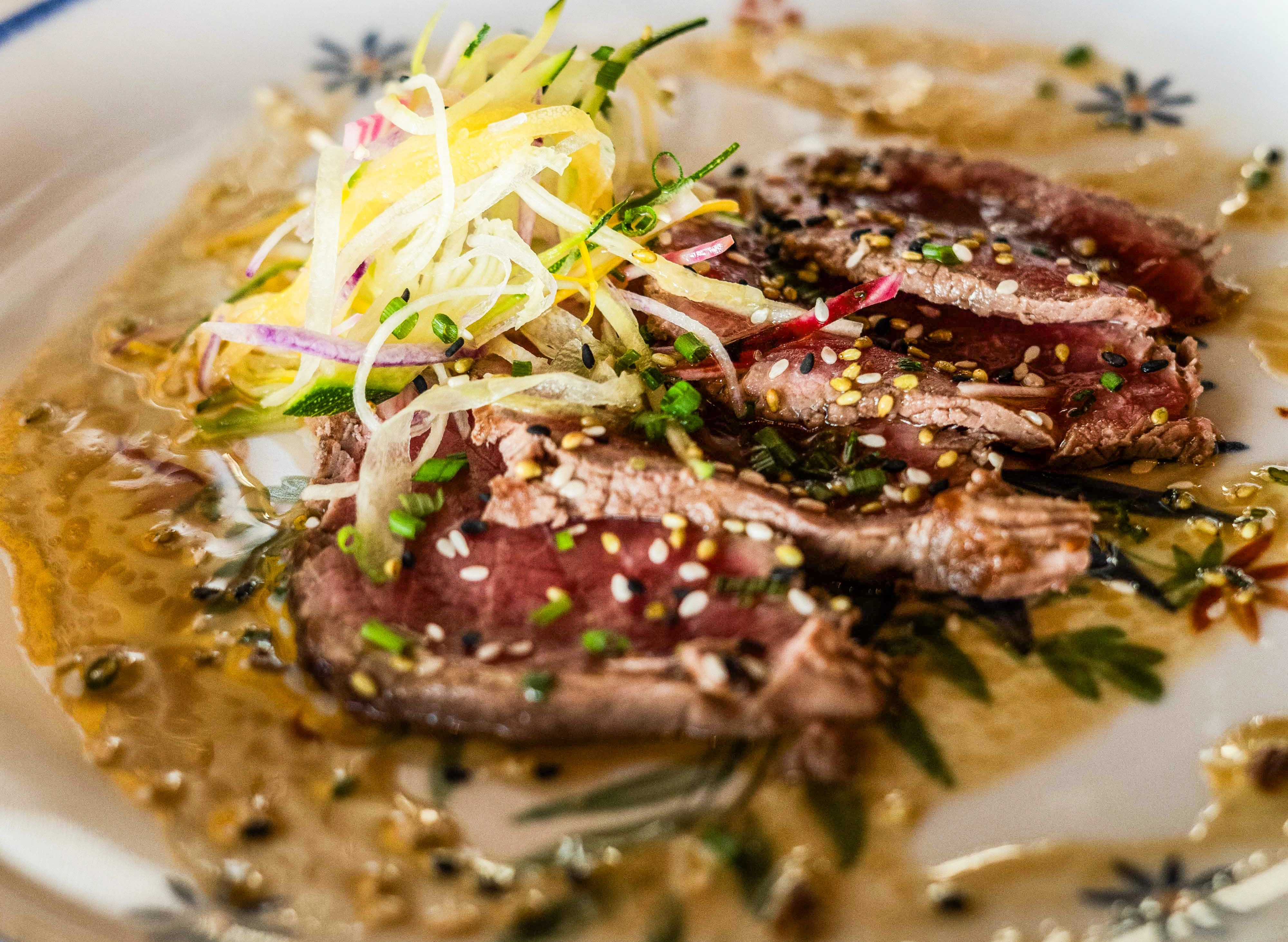 photo Maison Hector - Merveilleux magret de canard et sa julienne de légume