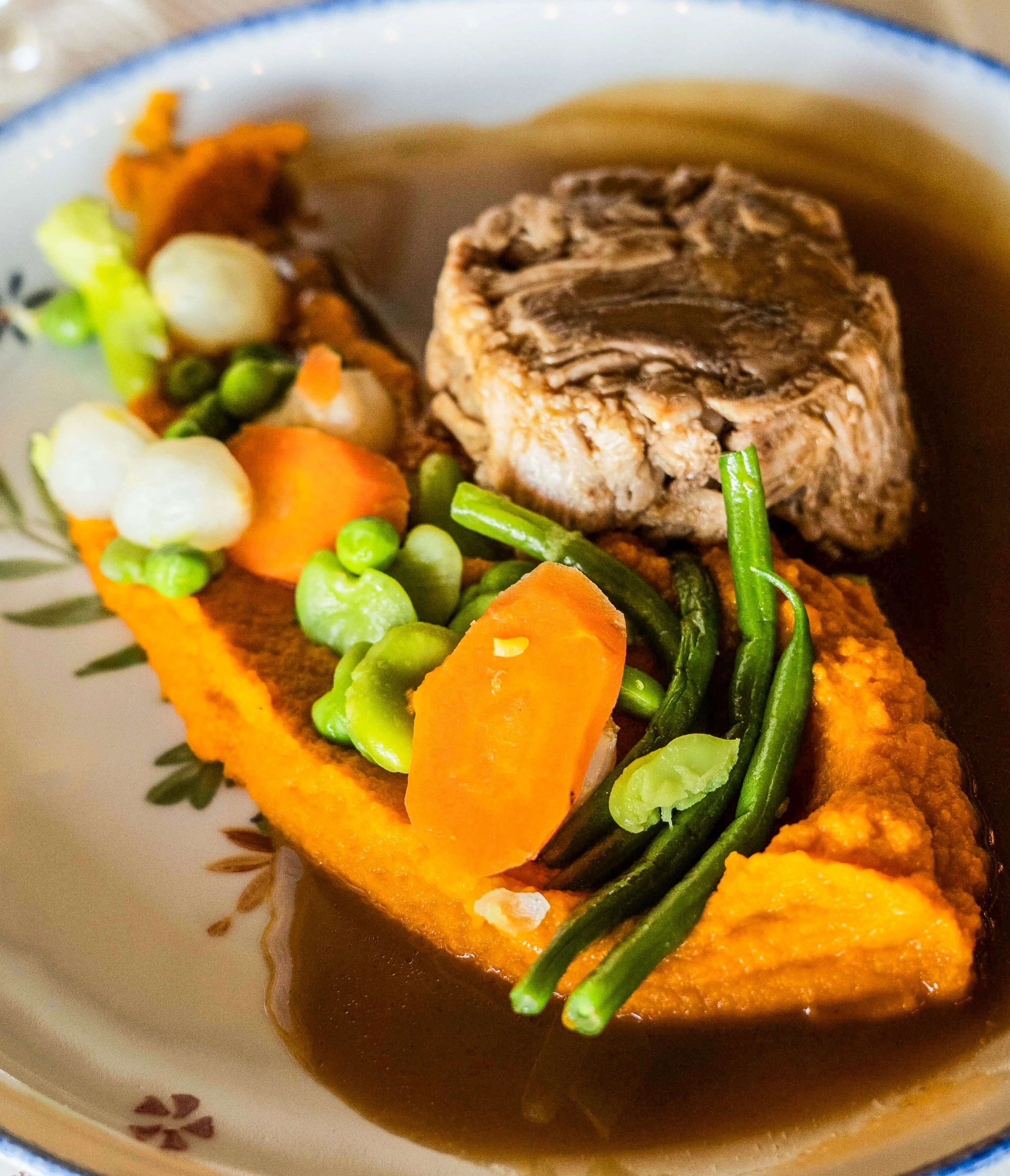 Photo Maison Hector - Paupiette servie avec légume vert sur son lit de purée de carottes